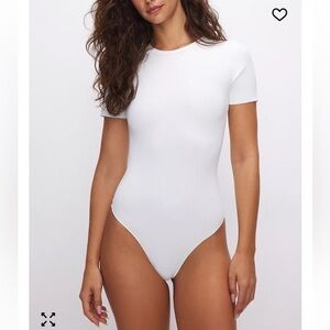 GOOD AMERICAN SCULPTING CREWNECK SHORT SLEEVE BODYSUIT